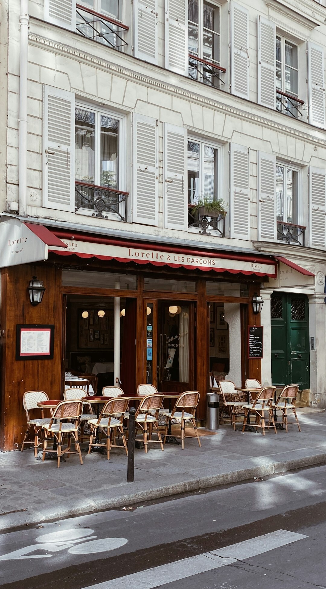 celebrity in paris cafe